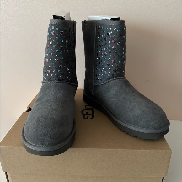UGG short suede sheepskin stud II boot. Size: 8, 9 - Picture 2 of 15